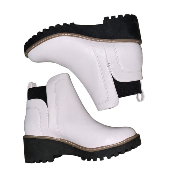 DV by Dolce Vita 🆕 Rielle Lug Wedge Bootie White - Picture 1 of 8